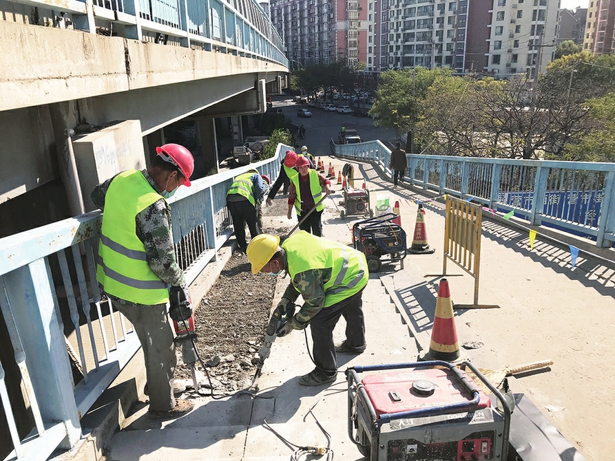 階改坡 路更暢 經(jīng)六路跨鐵路橋通車16年后，輔道進(jìn)行大改造上行方向左半幅階梯改坡道，下行方向新建坡道